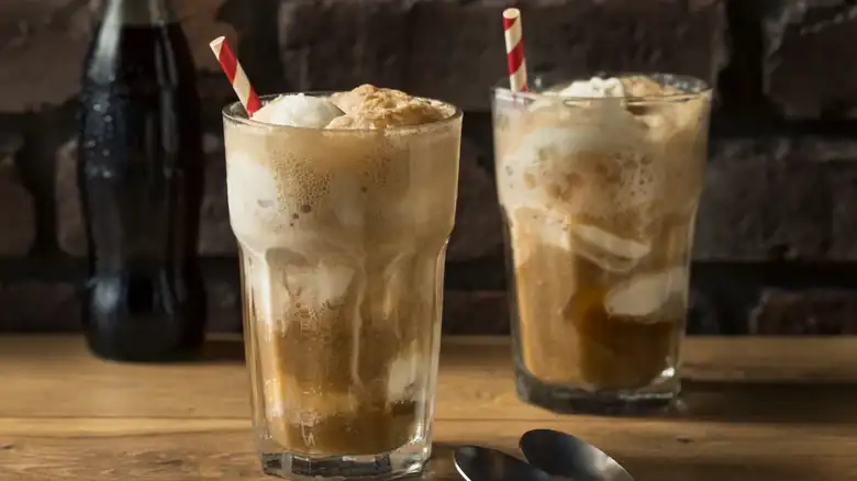 5 refrescos para probar en un flotante en lugar de cerveza de raíz