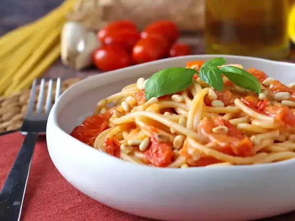 Spaghetti with cherry tomatoes and pine nuts: creamy, aromatic and very easy