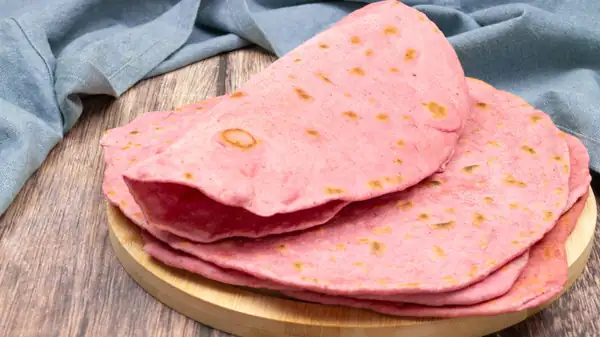 Looking for an original idea for a healthy and colorful dinner? Here's how to make a soft, lard-free beetroot piadina that will amaze everyone