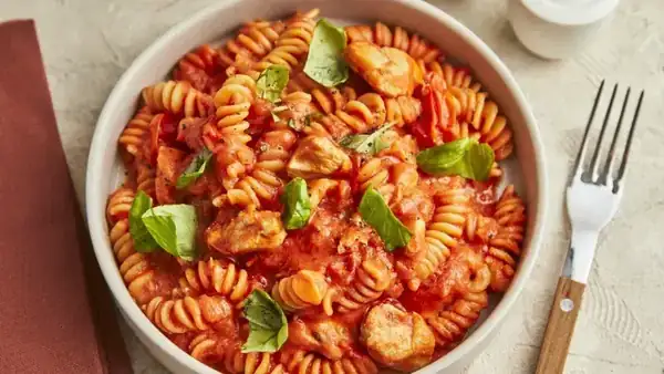 One-pot pasta with chicken and tomato sauce