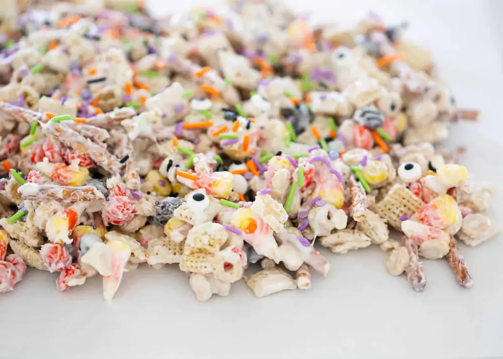 Mezcla fácil de Chex Mix de chocolate blanco para Halloween, ideal para fiestas