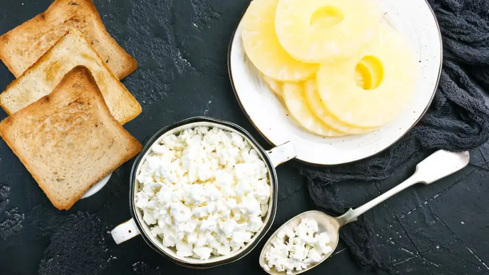 Toasted bread with cottage cheese and pineapple for a high-protein breakfast