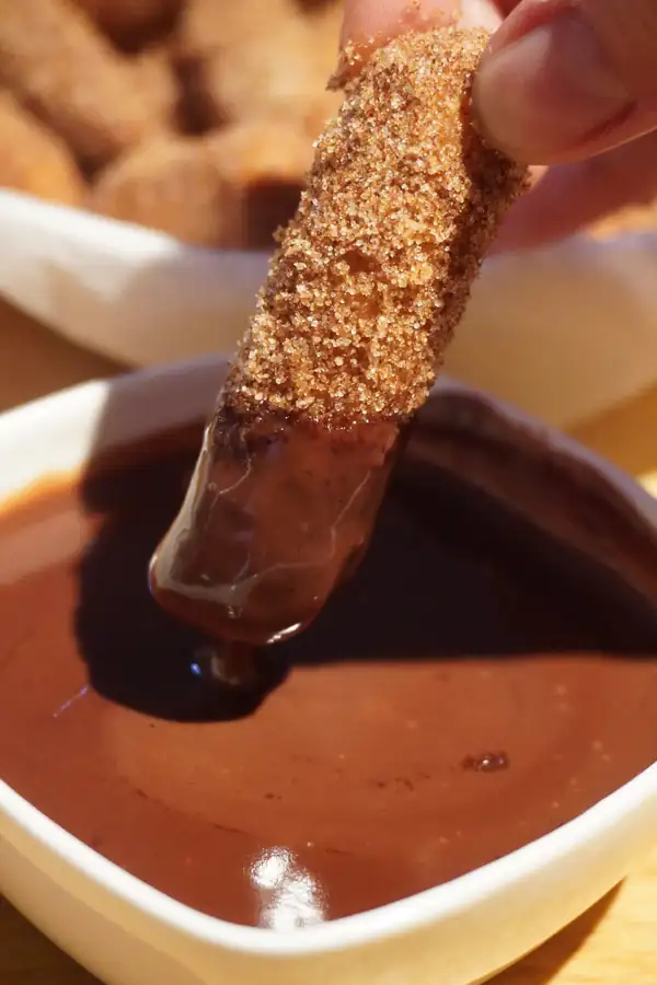 Mini churros con salsa de chocolate