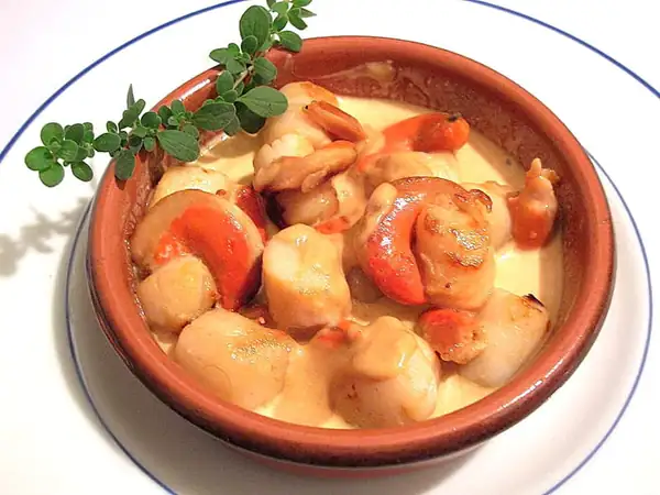 Scallops in saffron cream