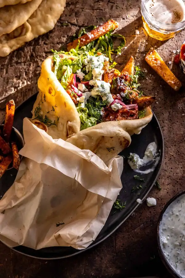 Pitas de pollo griego en bandeja para hornear