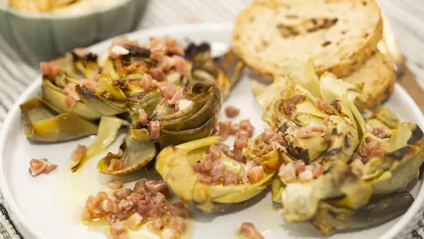 Artichoke flowers with ham