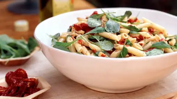 Limpia tu nevera para preparar una ensalada de pasta sin receta