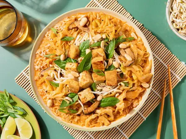 Gaeng Daeng Galam with pointed cabbage, tofu and shiitake mushrooms (vegetarian Thai curry)