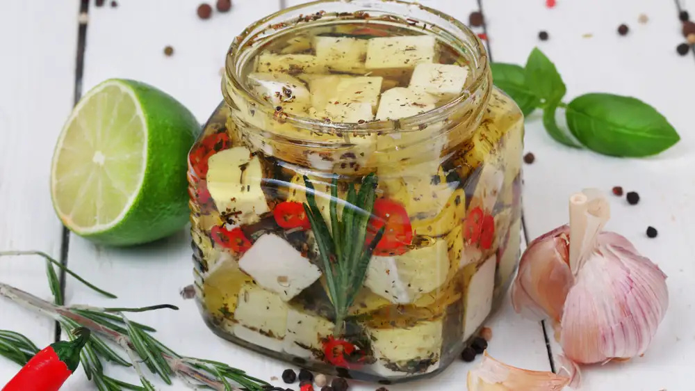 El queso marinado es el plato personalizable perfecto para una fiesta espectacular