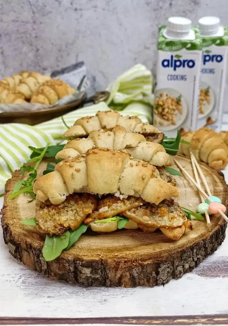 MINI SAVOURY VEGAN CROISSANTS