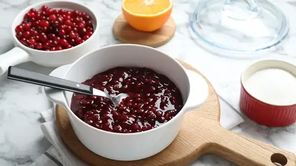 Lleva tu salsa de arándanos al siguiente nivel con un ingrediente confitado