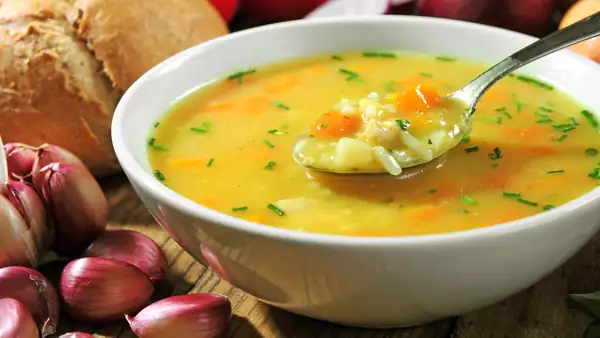 Sopa de verduras casera con arroz