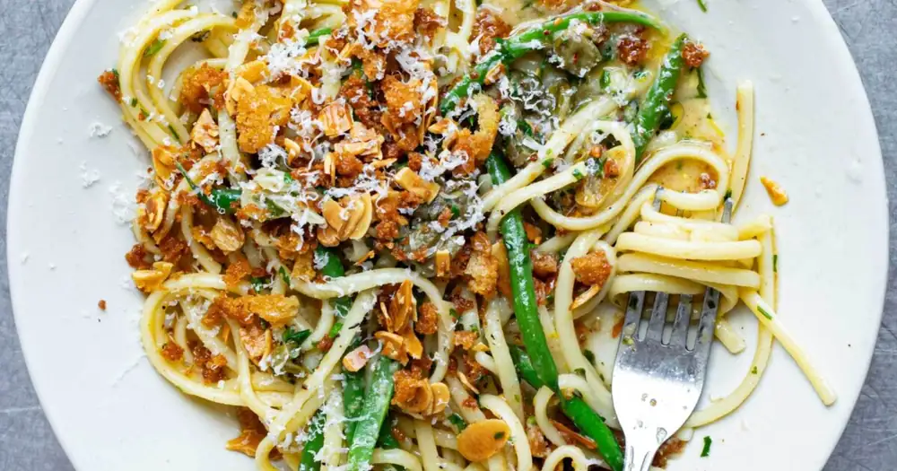 Linguini con mantequilla dorada y judías verdes