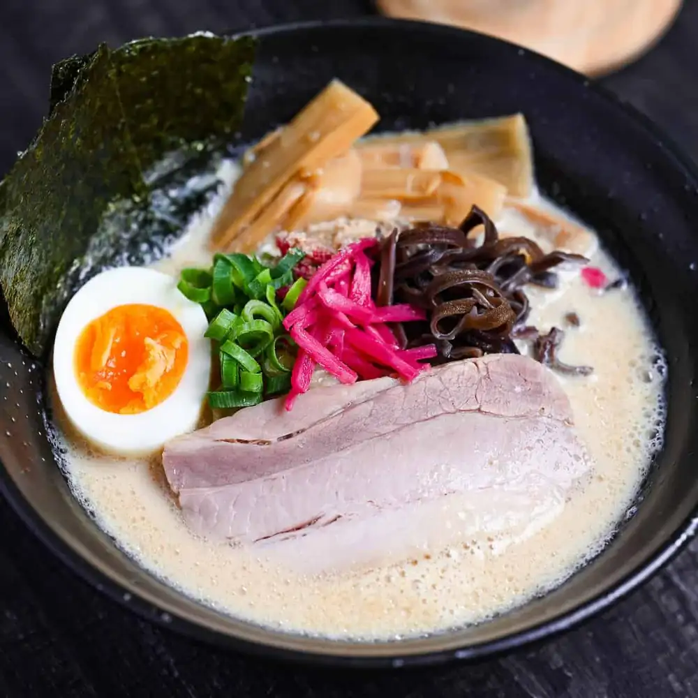 Ramen Tonkotsu fácil en 10 minutos (sin necesidad de huesos de cerdo)