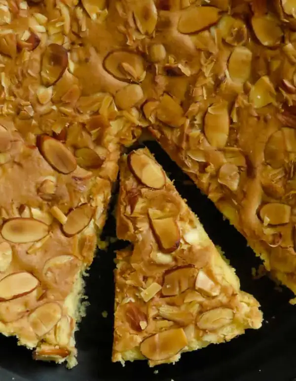 pastel de almendras (pastel de mantequilla de almendras, pastel de café con almendras)