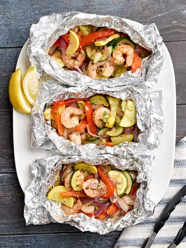 Paquetes de camarones y verduras en papel de aluminio: Mantecosos, con ajo y listos en 8 minutos