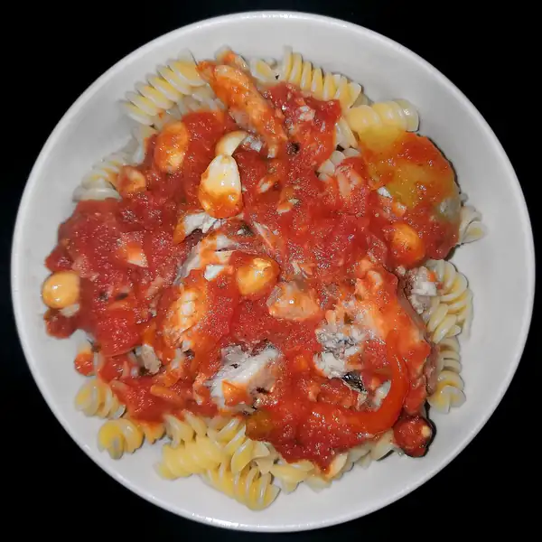 Sardinas en aceite o en salsa de tomate: una se estropea tres veces más rápido que la otra en la nevera