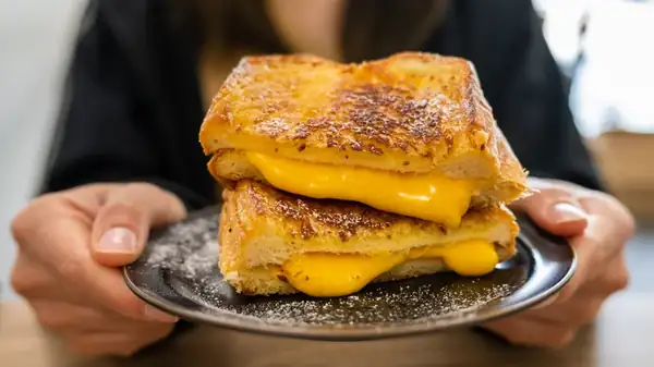The Easiest Way To Keep A Grilled Cheese Warm On The Go