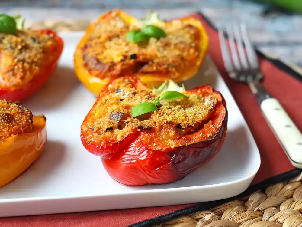 Vegetarian stuffed peppers in the oven: the easy and tasty recipe with vegetables and mozzarella cheese
