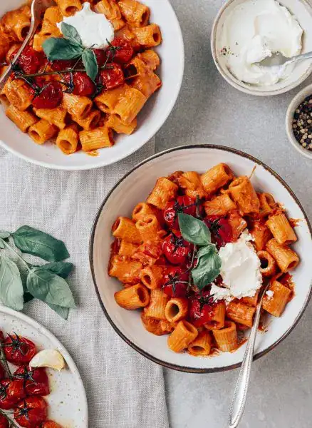 Rigatoni con salsa de tomate y mascarpone
