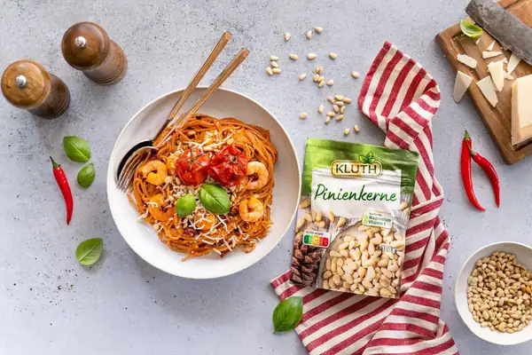 Pasta integral con gambas en salsa de tomate asado