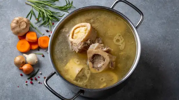 La forma más sencilla de colar caldo casero sin gasa