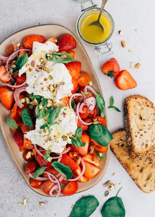 Summer salad with strawberries and burrata