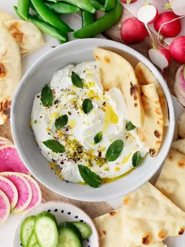 Prepara una salsa cremosa casera de queso labneh con aceite de oliva y hierbas