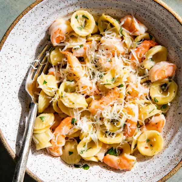 Pasta piccata con camarones en una sola olla
