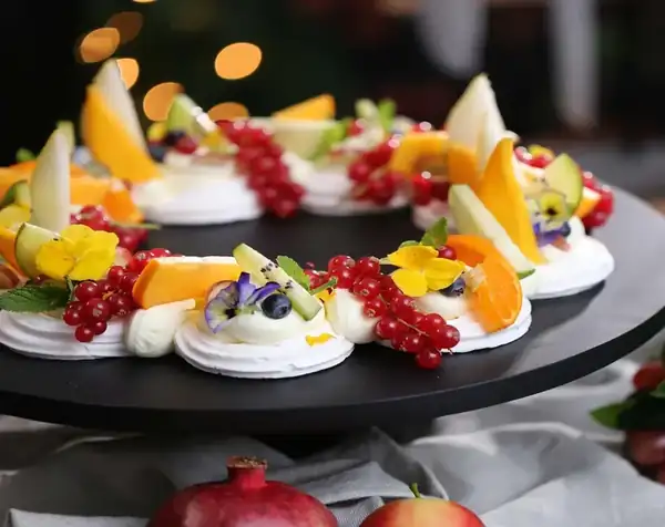 Pavlova wreath with cheesecake topping