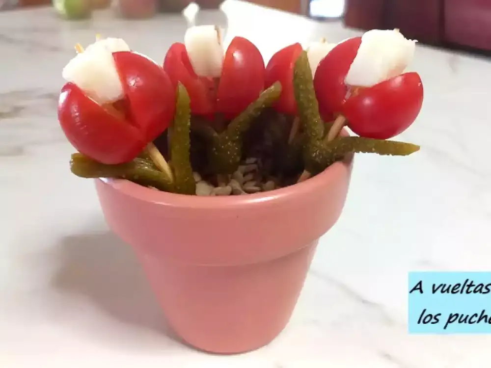 Flores de tomate, queso y pepinillo