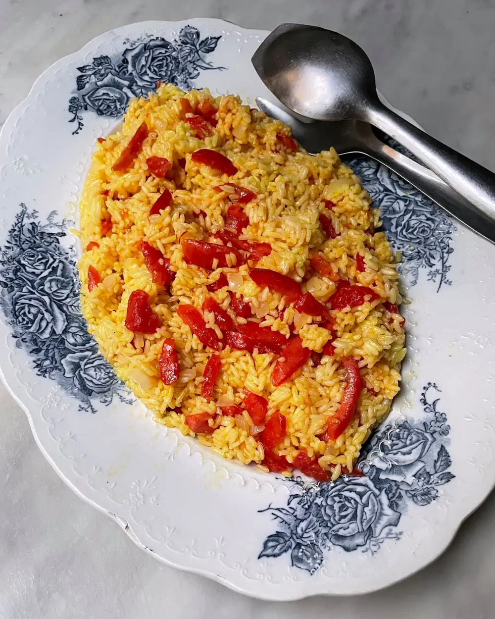 Receta de Rachel Roddy para arroz con azafrán y tomate