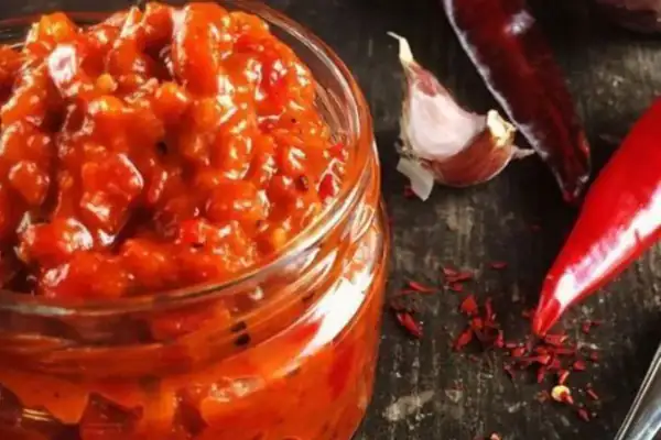 Ajvar para el invierno: secretos de una receta serbia con pimientos y berenjenas asadas