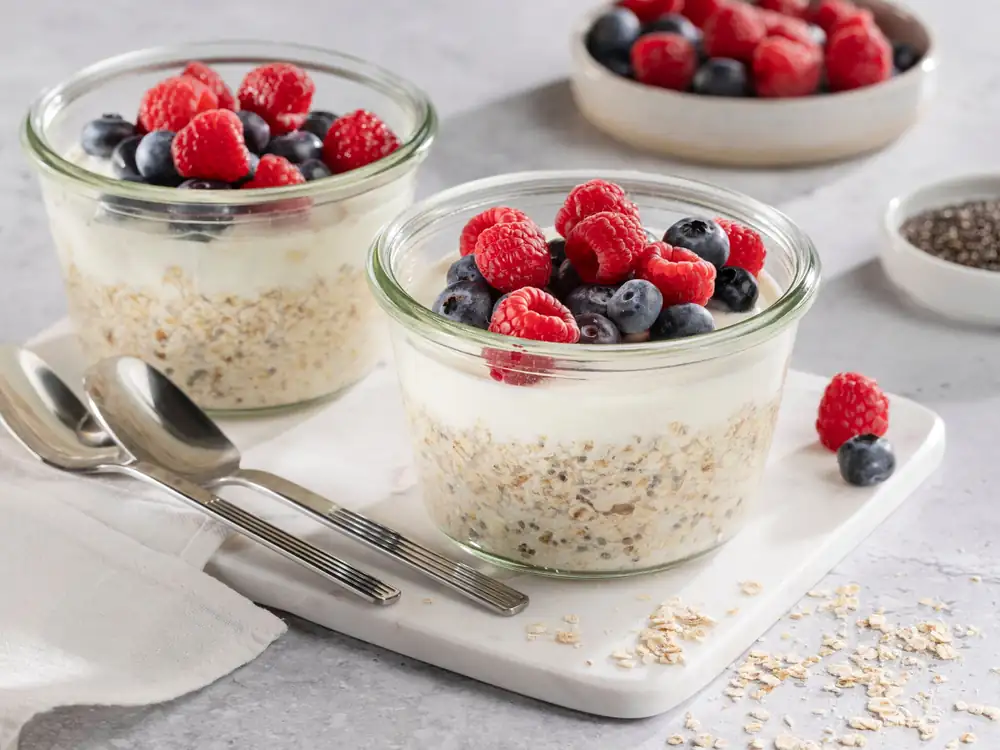 Avena nocturna con yogur: ¡tu desayuno energético!