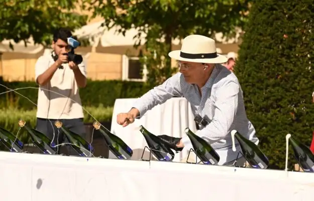 Sabrage, new world record: Mirko Bozin sabres 118 bottles of Champagne in one minute