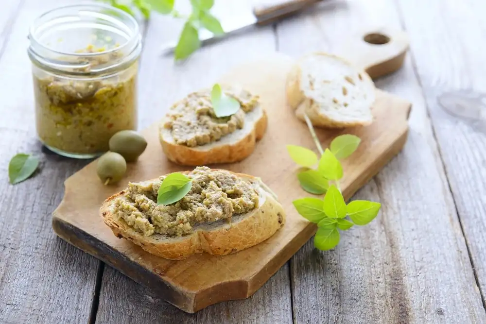 Prepare homemade olive pâté in just a few minutes