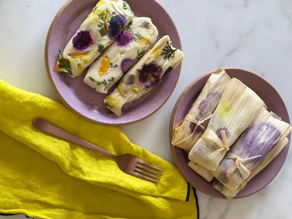 Tamales veganos botánicos con "carnitas" de hibisco y yaca.