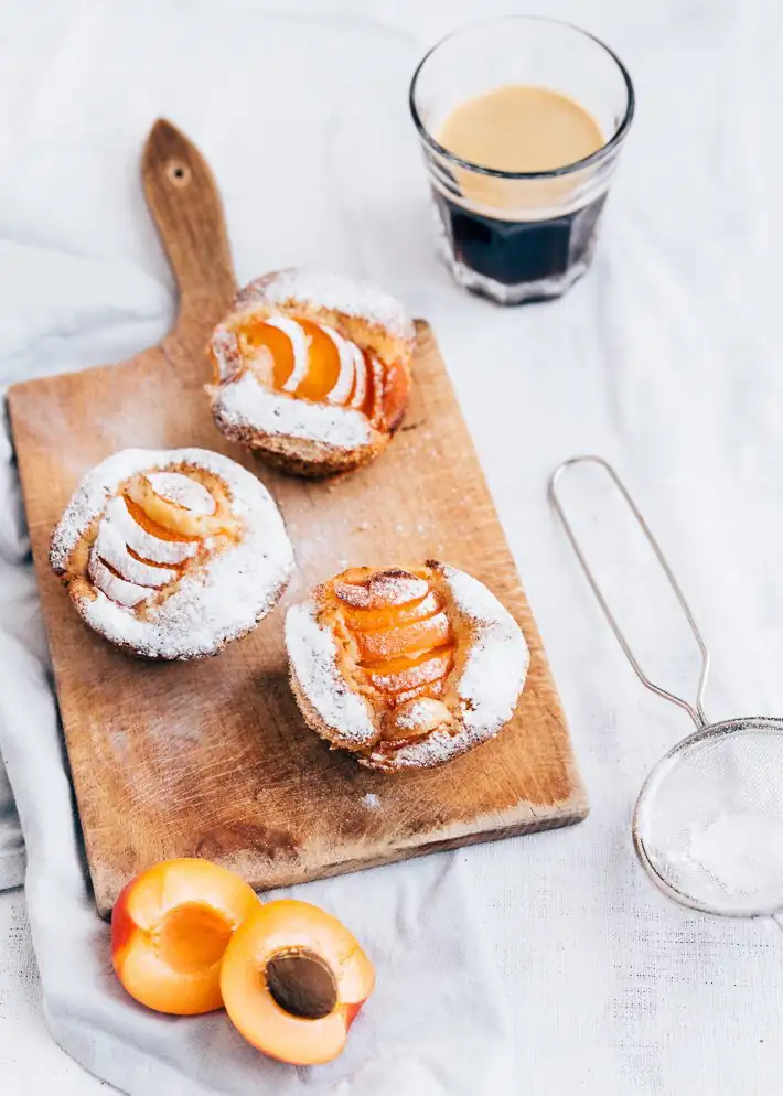 Mini cakes with apricots