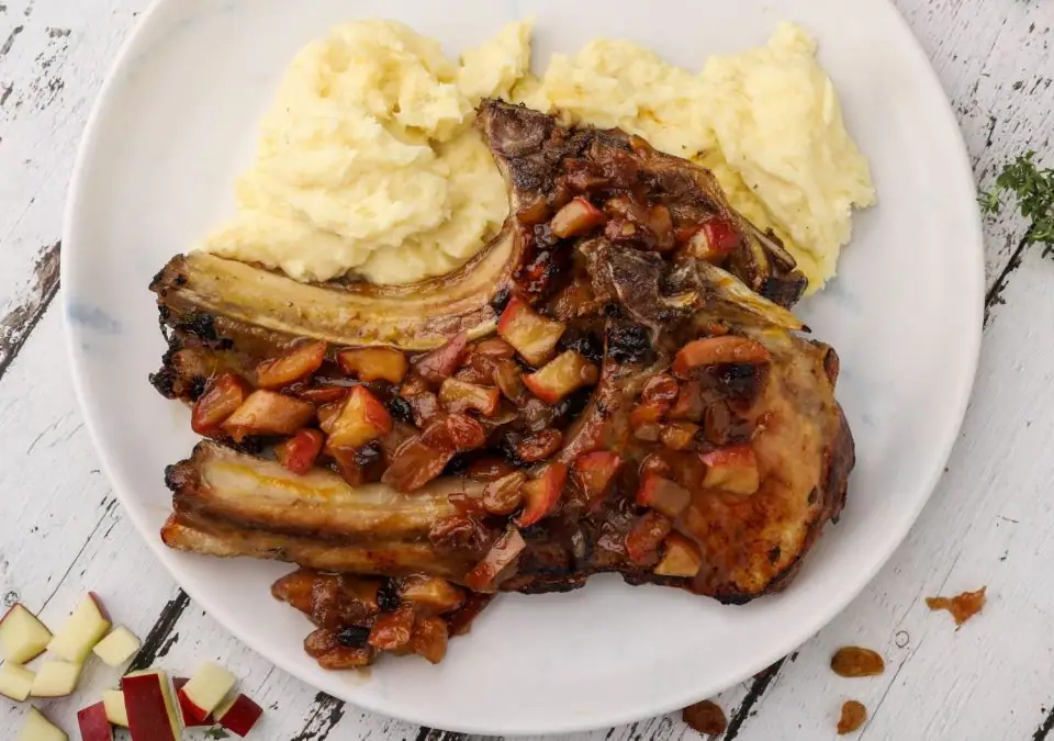 Chuletas de cerdo glaseadas con miel, acompañadas de chutney de manzana casero y puré de patatas