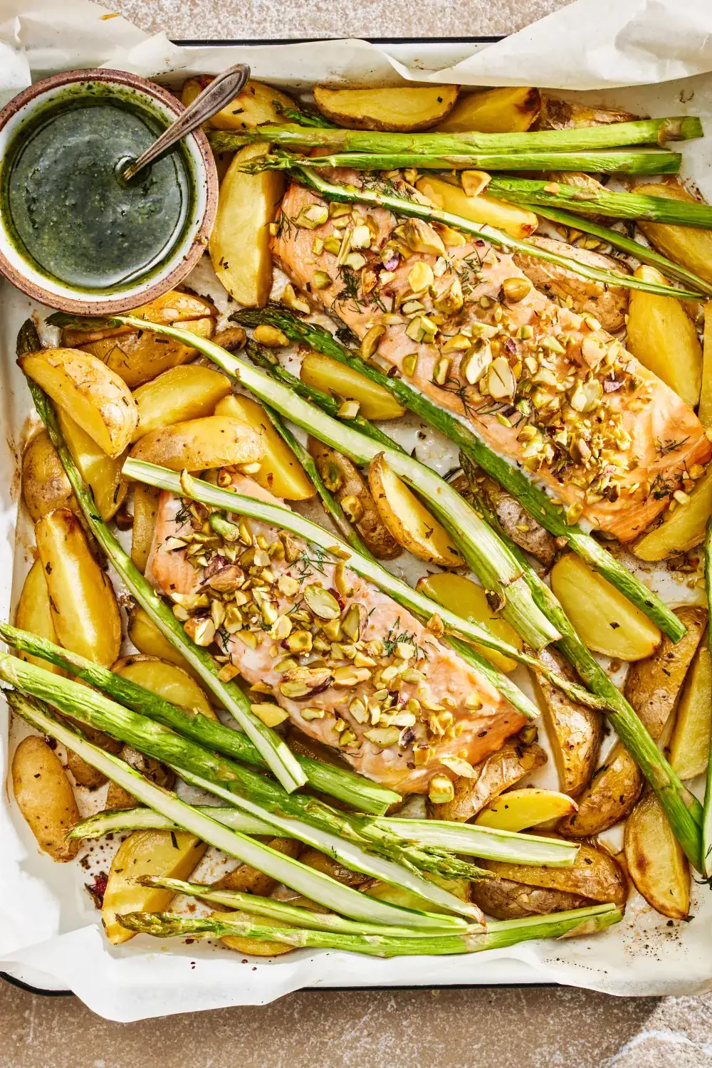 Salmón marinado con miel y eneldo y pistachos