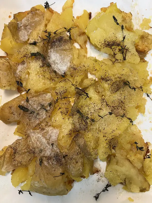 Las patatas asadas quedarán más crujientes si añades un ingrediente sencillo antes de cocinarlas