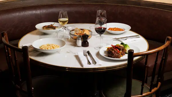 11 restaurantes parisinos imprescindibles que van más allá de los clásicos franceses
