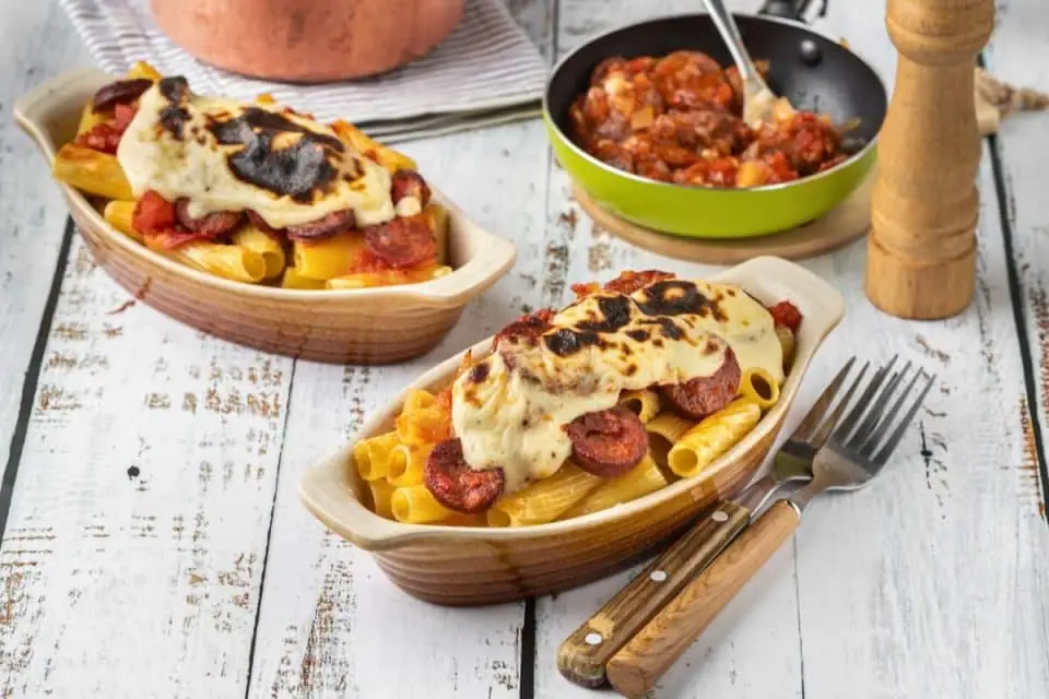 Rigatoni al horno con salchicha campestre