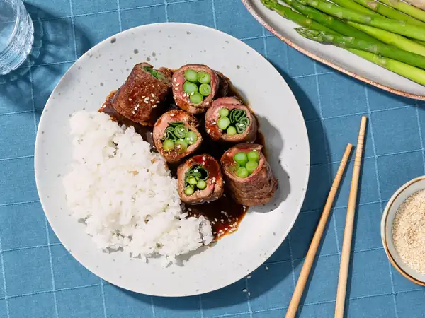 Negimaki con espárragos verdes (rollos de carne de res japoneses)