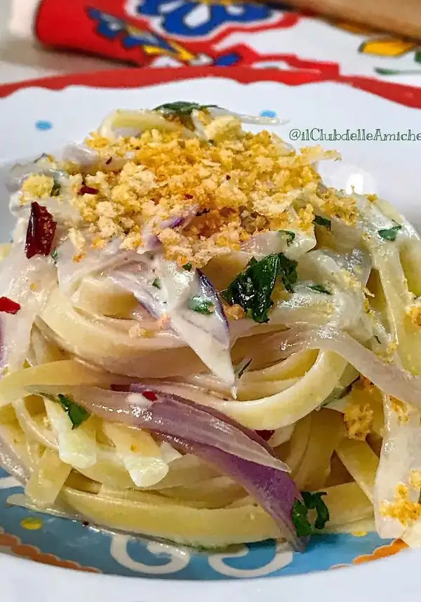 Fettuccine cremoso con cebolla y aquaviva