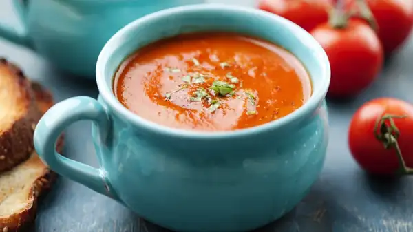 El jugo inesperado que le da a la sopa de tomate un sabor más brillante