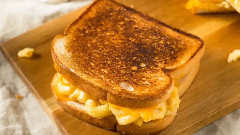 Mac And Cheese Is The Key For The Ultimate Grilled Cheese Sandwich
