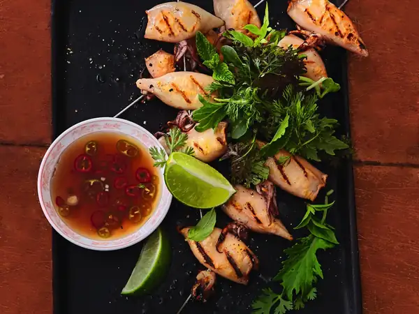 Brochetas de calamar con salsa nuoc cham y ensalada de hierbas