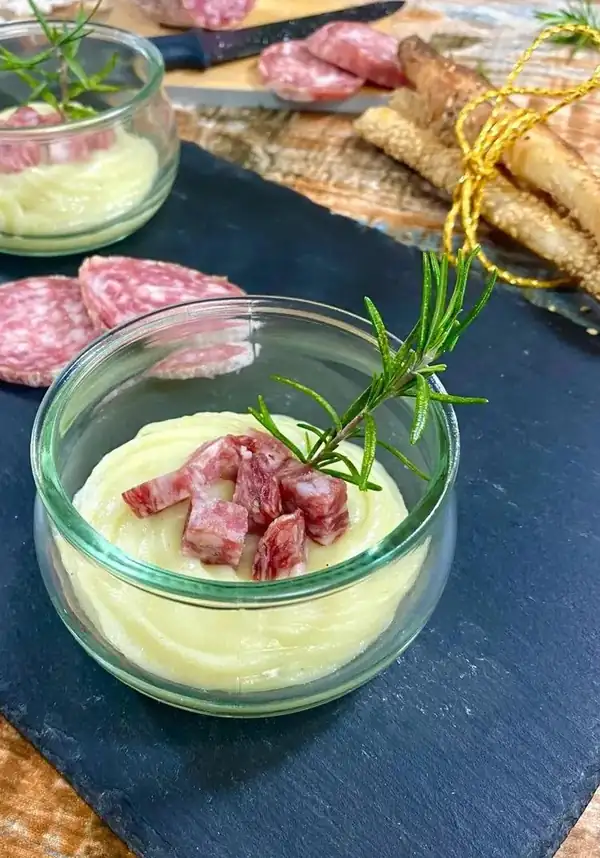 Aperitivo con crema de patatas, apio y salami
