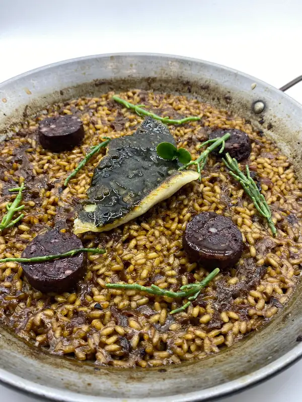 Arroz con rodaballo y morcilla